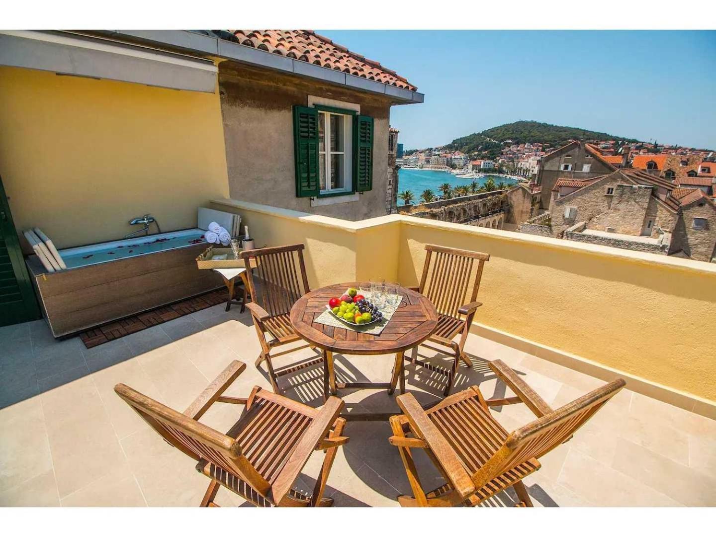 Terazza Grande In Diocletian Tower Apartment Split Bagian luar foto